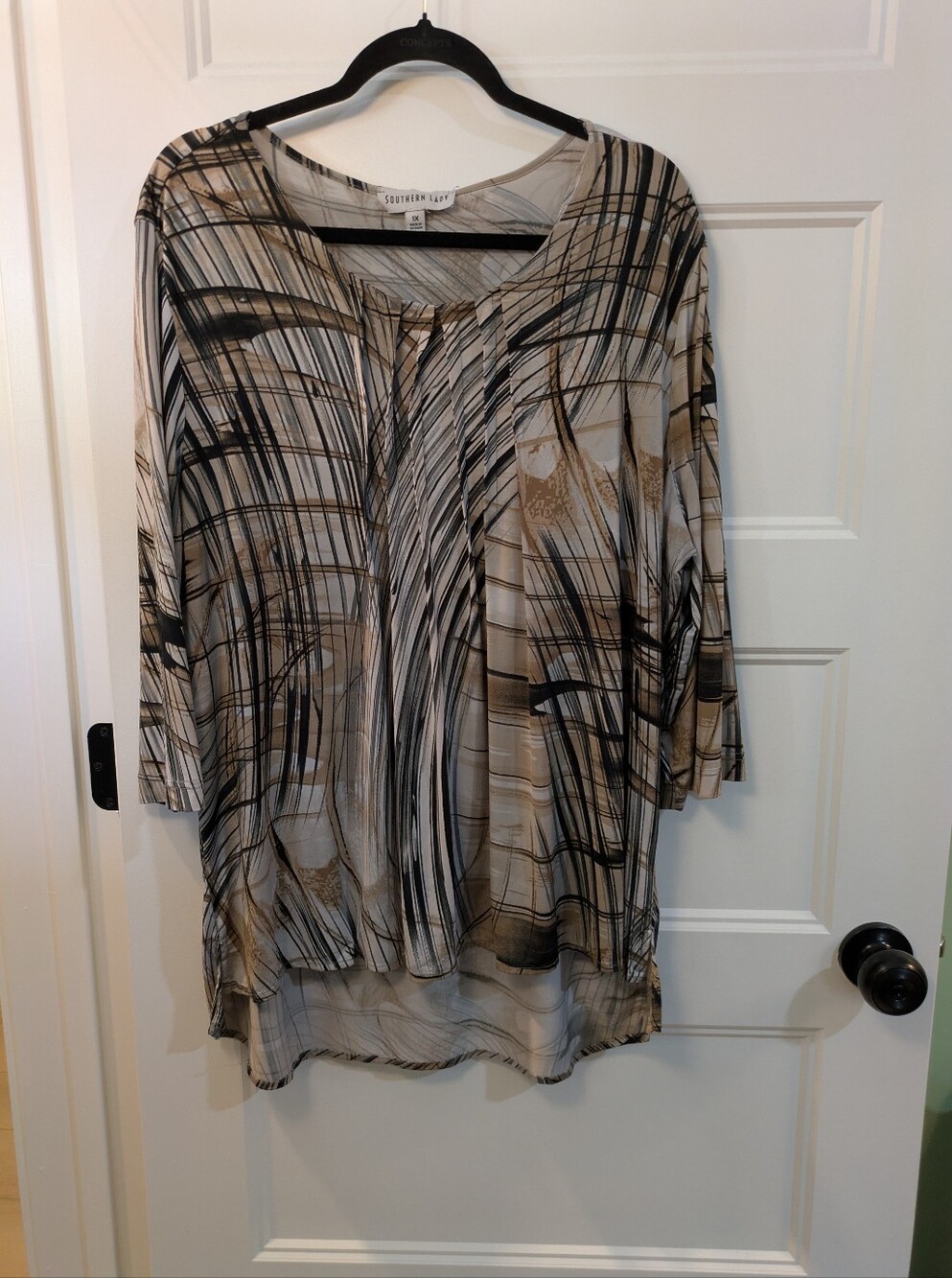 🔴 3/$15 Southern Lady Beige & Black Abstract Print Tunic Top